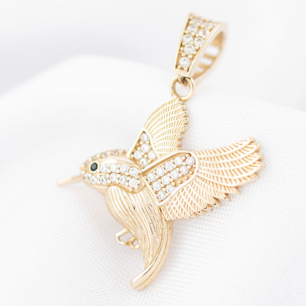 Dije diseño especial motivo colibrí con circonias en oro amarillo 14 kilates.