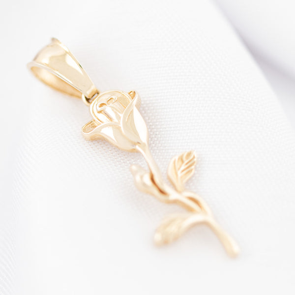 Dije diseño especial motivo flor en oro amarillo 14 kilates.