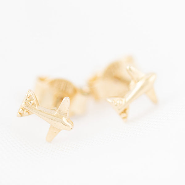 Aretes diseño especial motivo avión en oro amarillo 14 kilates.