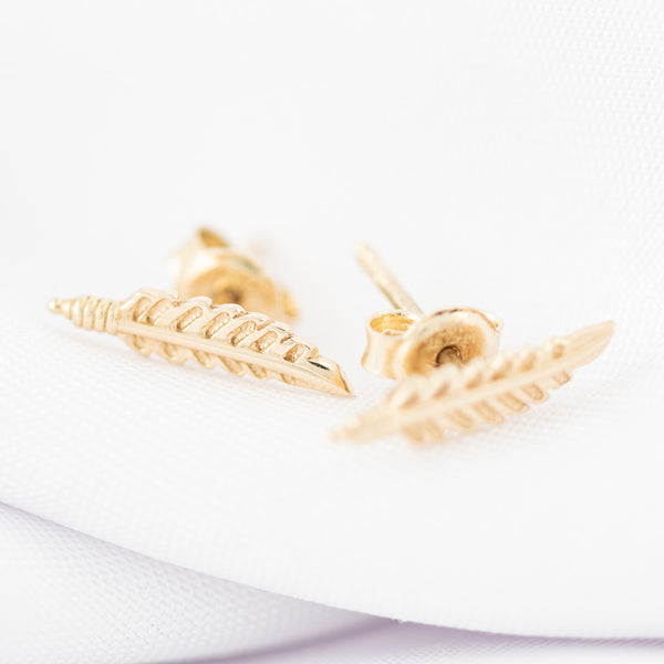 Aretes diseño especial motivo hoja en oro amarillo 14 kilates.
