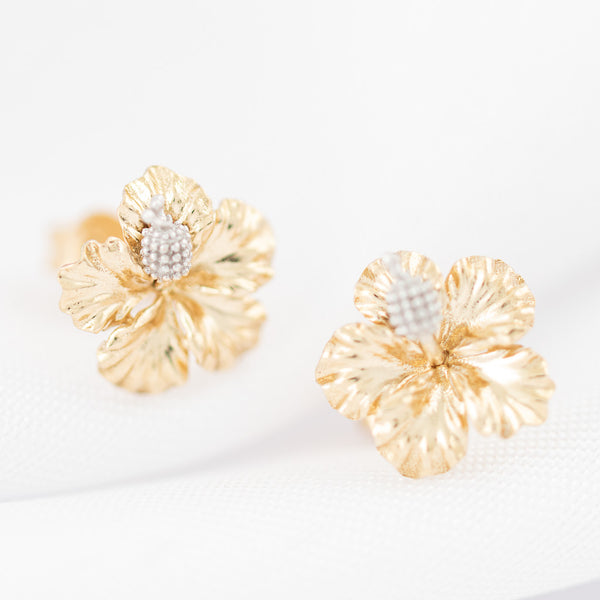 Aretes diseño especial motivo flor en oro dos tonos 14 kilates.