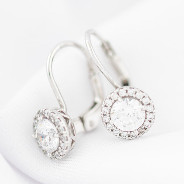 Aretes diseño especial con circonias en oro blanco 14 kilates.