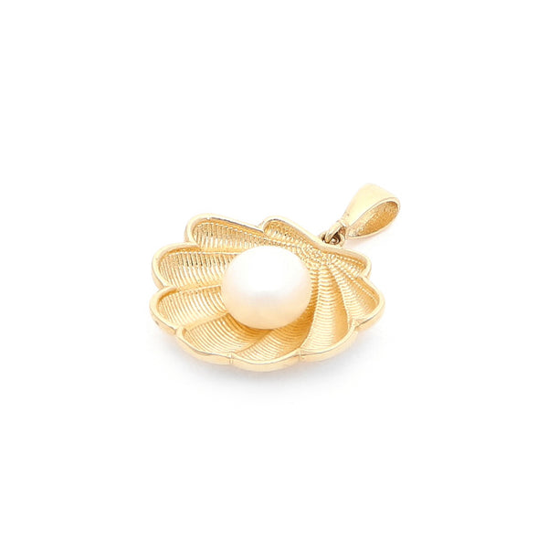 Dije diseño especial motivo concha con perla en oro amarillo 14 kilates.