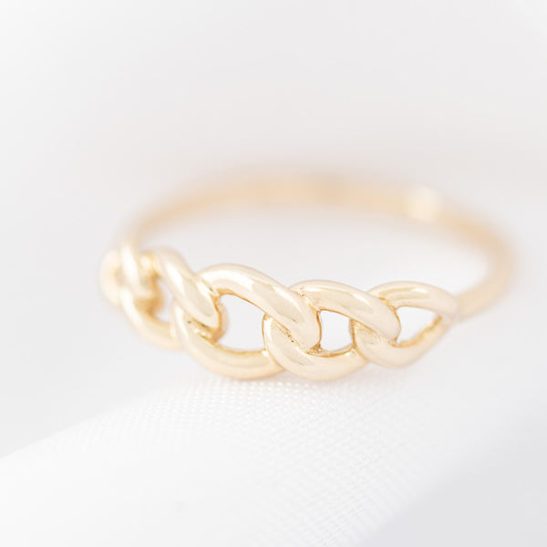 Anillo calado en oro amarillo 14 kilates.