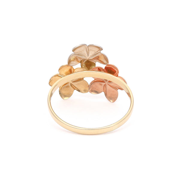 Anillo diseño especial motivo flores en oro tres tonos 14 kilates.