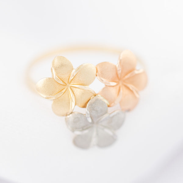 Anillo diseño especial motivo flores en oro tres tonos 14 kilates.