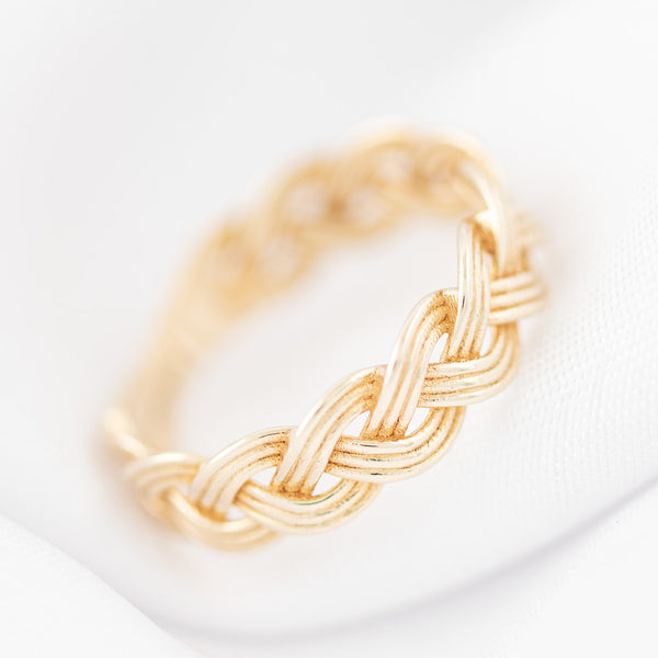 Anillo trenzado en oro amarillo 14 kilates.