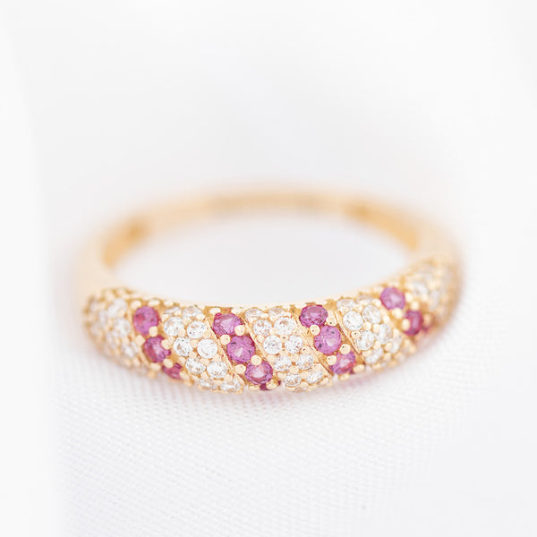 Anillo diseño especial con sintéticos en oro amarillo 14 kilates.
