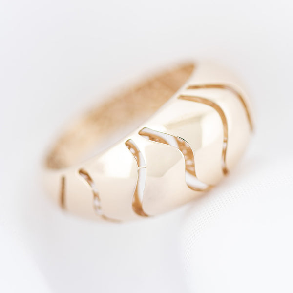 Anillo calado en oro amarillo 14 kilates.