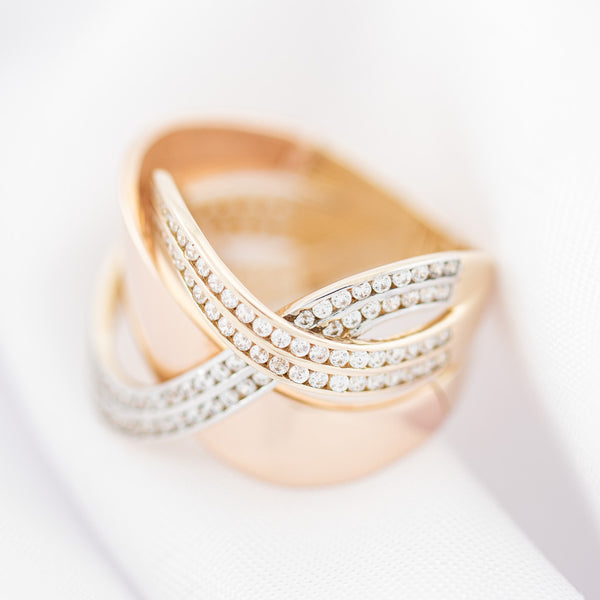 Anillo diseño especial con circonias en oro dos tonos 14 kilates.