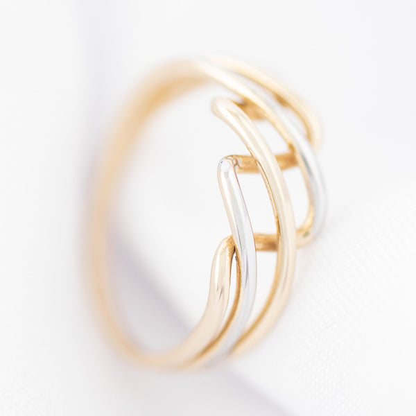 Anillo trenzado en oro amarillo 14 kilates.