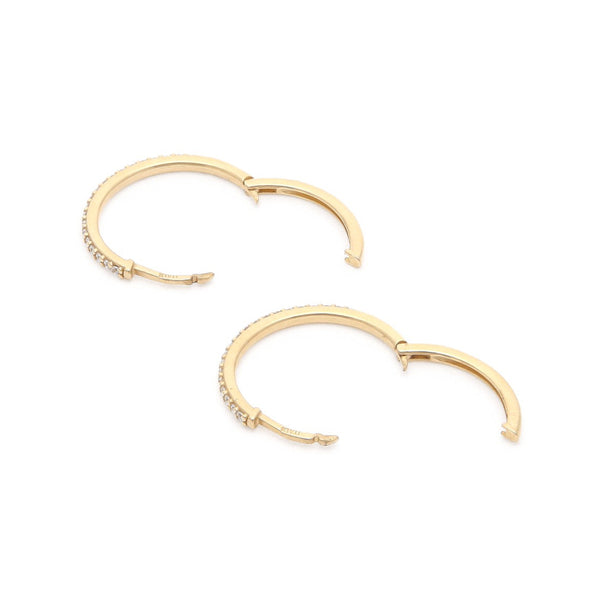 Arracadas lisas con circonias en oro amarillo 14 kilates.