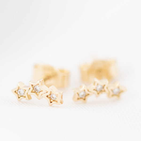 Aretes diseño especial con circonias motivo estrellas en oro amarillo 14 kilates.