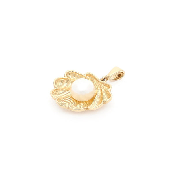 Dije diseño especial motivo almeja con perla en oro amarillo 14 kilates.