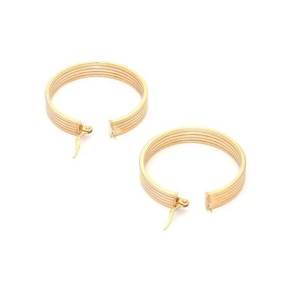 Arracadas acanaladas en oro amarillo 14 kilates.