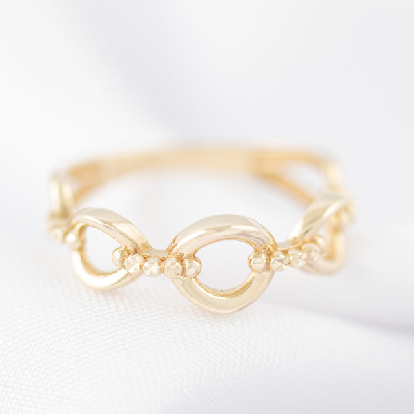 Anillo diseño especial motivo óvalos en oro amarillo 14 kilates.
