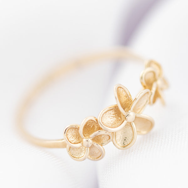 Anillo diseño especial motivo flores en oro amarillo 14 kilates.