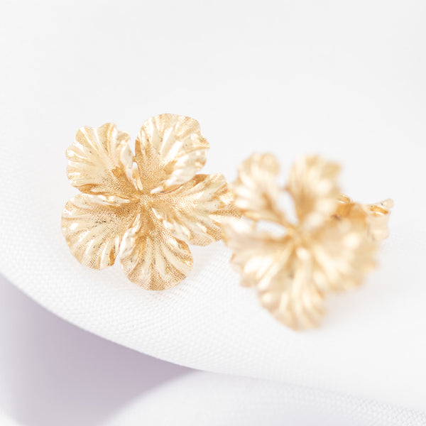 Aretes diseño especial motivo flor en oro amarillo 14 kilates.