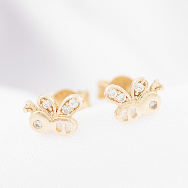 Aretes calados motivo abeja con circonia en oro amarillo 14 kilates.