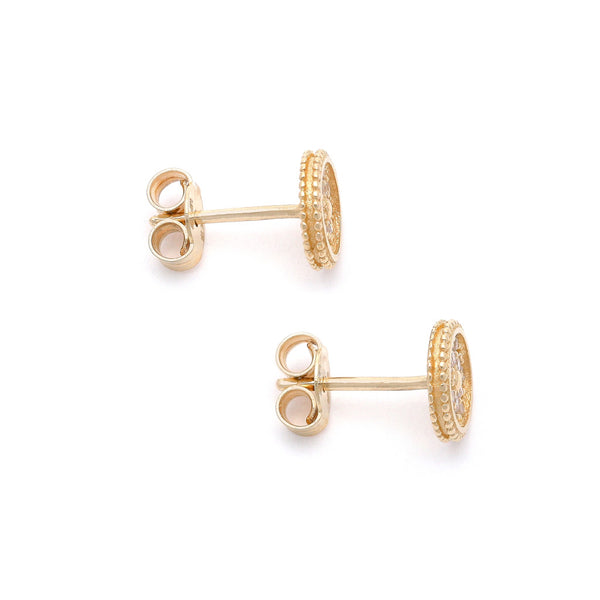 Aretes diseño especial con circonias en oro amarillo 14 kilates.