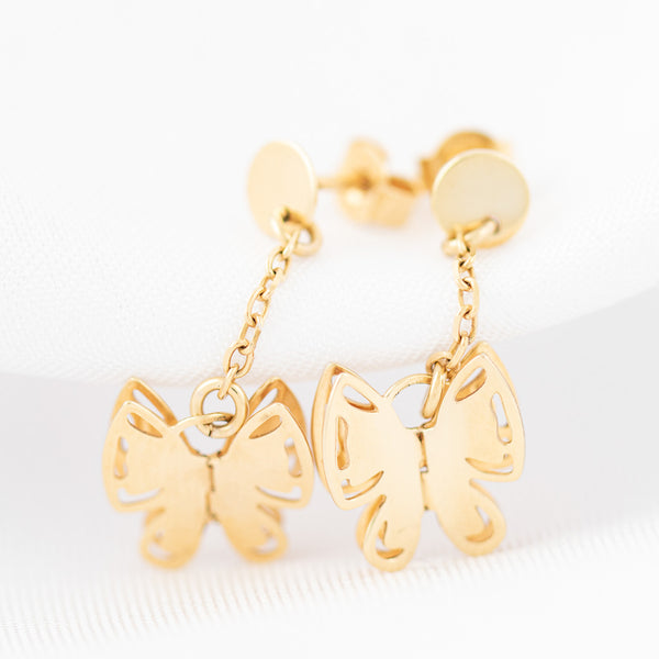 Aretes calados con colgantes motivo mariposa en oro amarillo 14 kilates.