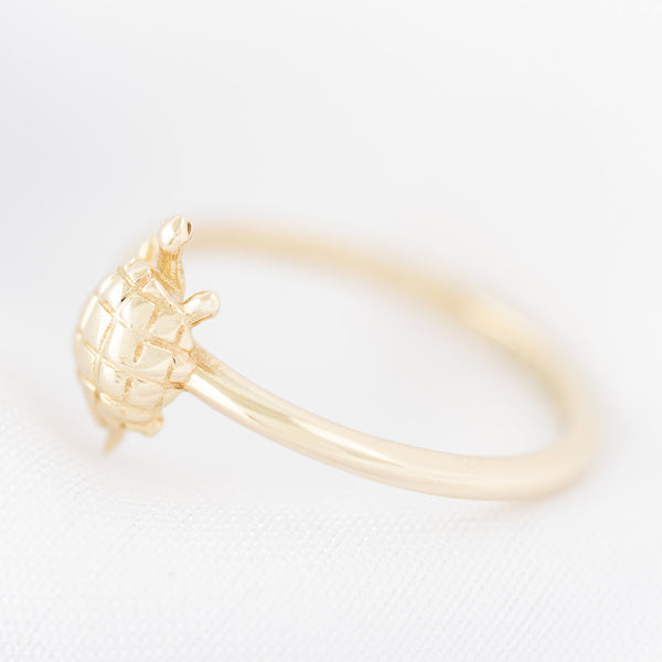 Anillo diseño especial motivo tortuga en oro amarillo 14 kilates.