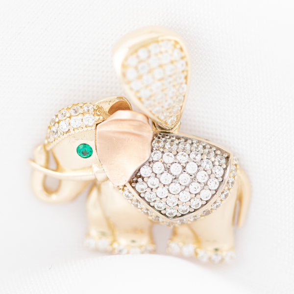 Dije diseño especial motivo elefante con sintéticos en oro dos tonos 14 kilates.
