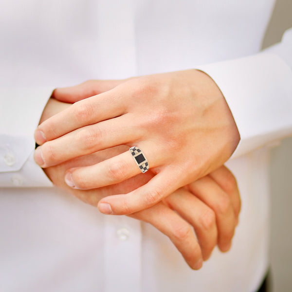 Anillo diseño especial con sintéticos en oro amarillo 14 kilates.