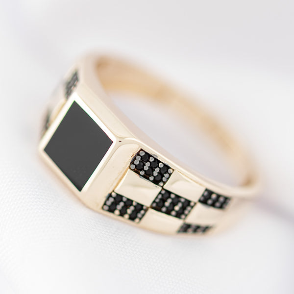 Anillo diseño especial con sintéticos en oro amarillo 14 kilates.