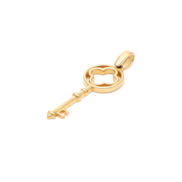 Dije diseño especial motivo llave en oro amarillo 14 kilates.