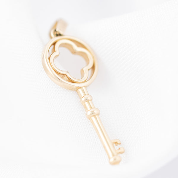 Dije diseño especial motivo llave en oro amarillo 14 kilates.