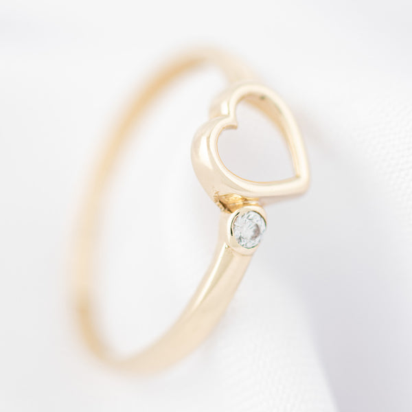 Anillo diseño especial con circonia motivo corazón en oro amarillo 14 kilates.