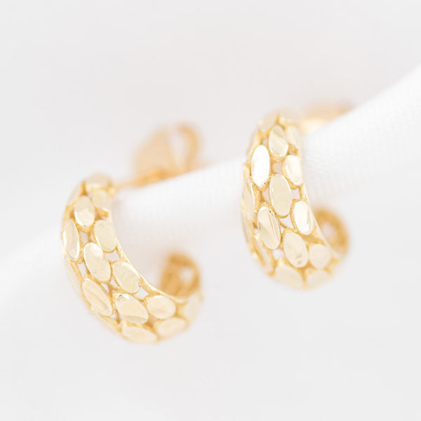 Aretes calados en oro amarillo 14 kilates.