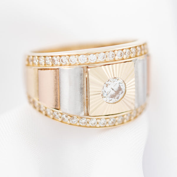 Anillo diseño especial con circonias en oro tres tonos 14 kilates.