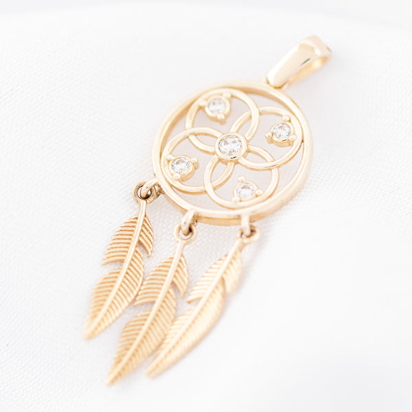 Dije calado motivo atrapa sueños con circonias en oro amarillo 14 kilates.