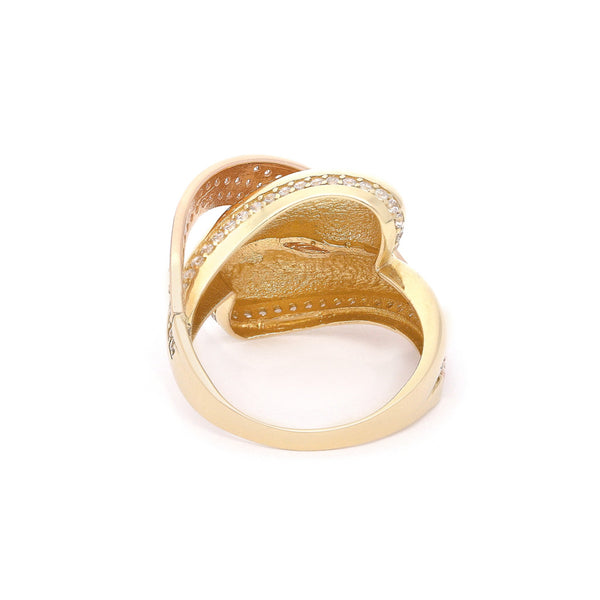 Anillo ondulado con circonias en oro dos tonos 14 kilates.