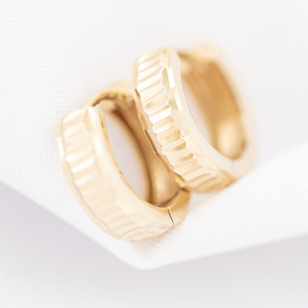 Arracadas articuladas en oro amarillo 14 kilates.