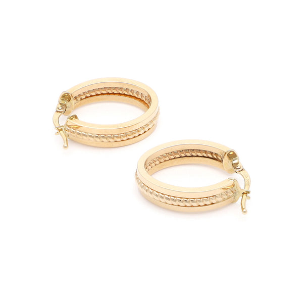 Arracadas labradas en oro amarillo 14 kilates.