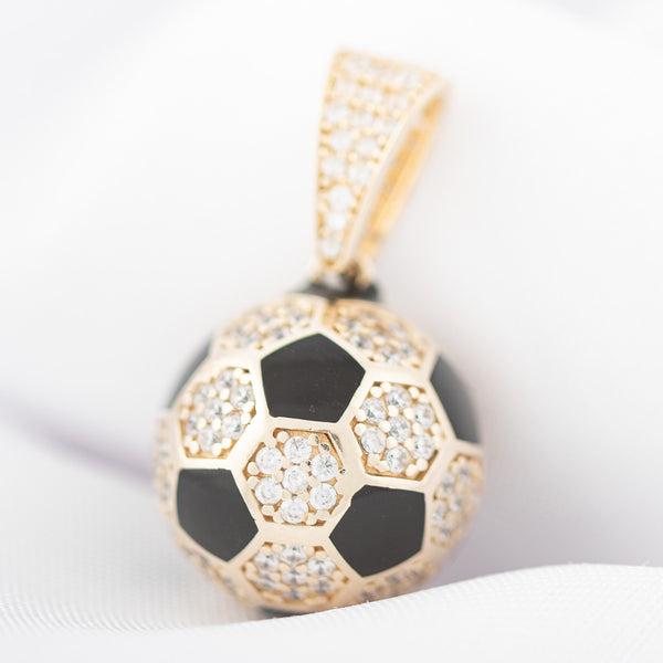 Dije diseño especial con circonias y esmalte motivo balón en oro amarillo 14 kilates.