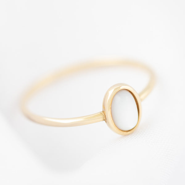 Anillo diseño especial con sintético en oro amarillo 14 kilates.