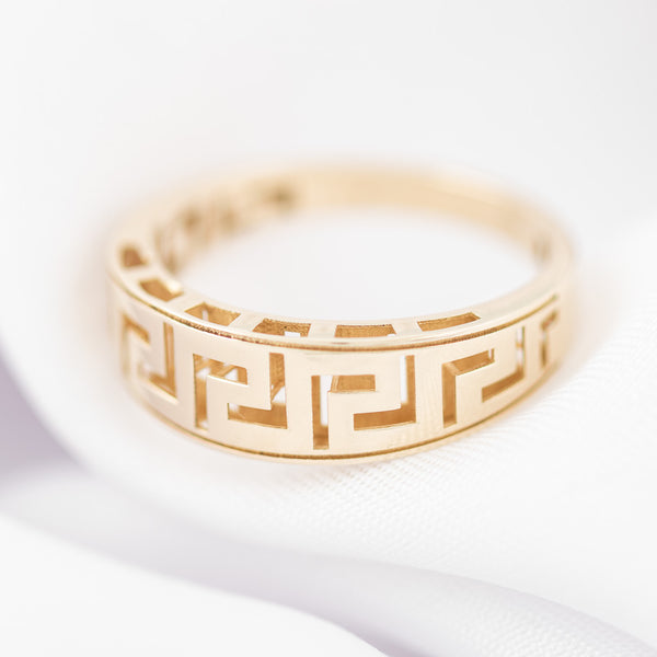 Anillo calado motivo grecas en oro amarillo 14 kilates.