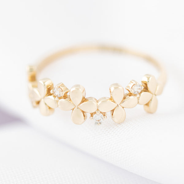 Anillo diseño especial motivo flores con circonias en oro amarillo 14 kilates.