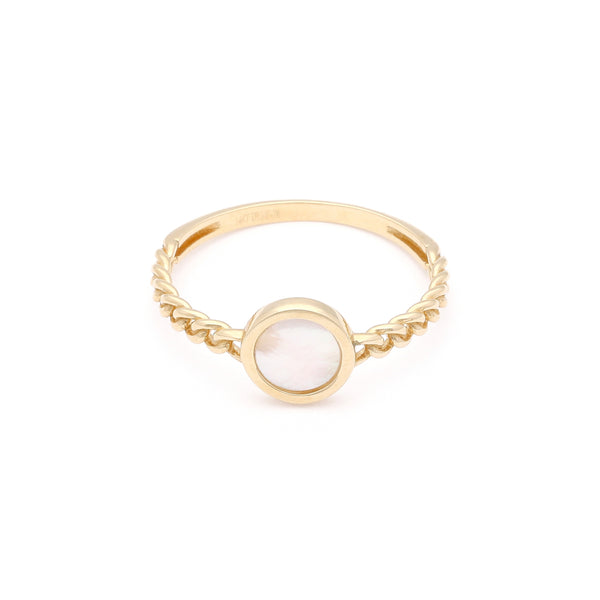 Anillo calado con sintético en oro amarillo 14 kilates.