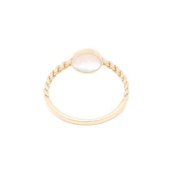 Anillo calado con sintético en oro amarillo 14 kilates.