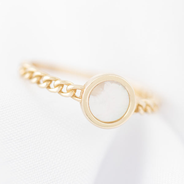 Anillo calado con sintético en oro amarillo 14 kilates.