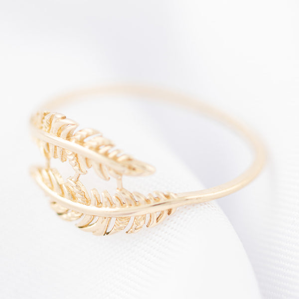 Anillo diseño especial motivo hojas en oro amarillo 14 kilates.