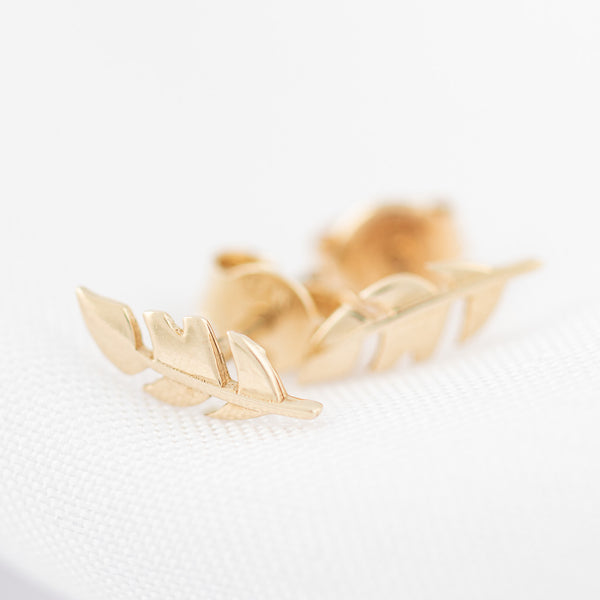 Aretes diseño especial motivo hojas en oro amarillo 14 kilates.