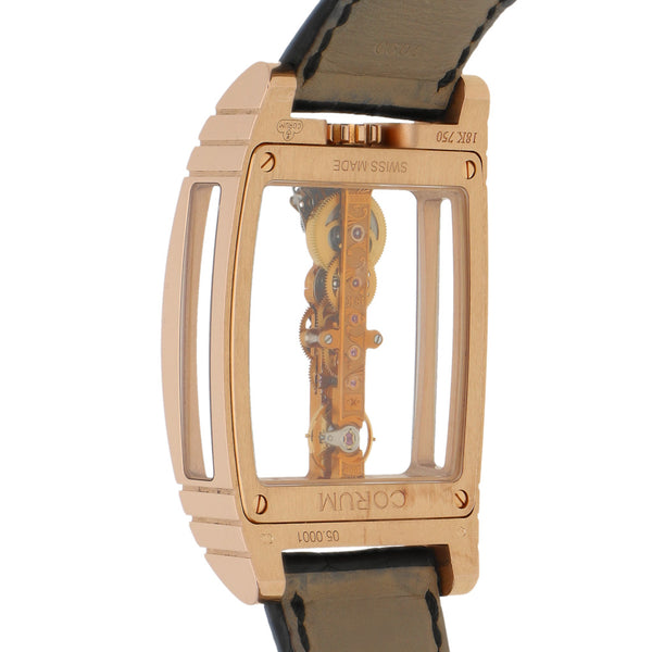 Reloj Corum para caballero modelo Golden Bridge caja y broche en oro rosa 18 kilates.