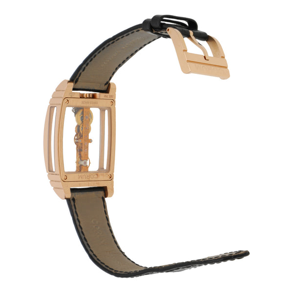 Reloj Corum para caballero modelo Golden Bridge caja y broche en oro rosa 18 kilates.