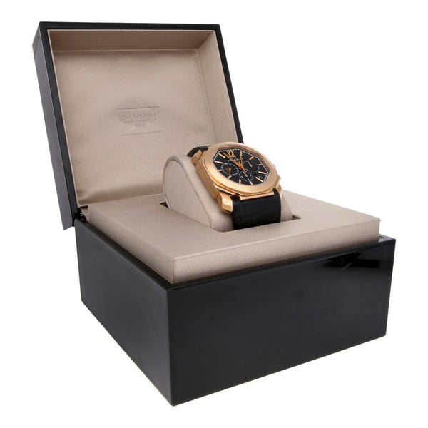 Reloj Bvlgari para caballero modelo Octo caja y broche en oro rosa 18 kilates.